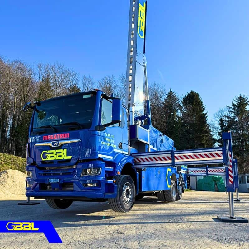 Camion de levage GBBL en Suisse romande avec plateforme élévatrice.