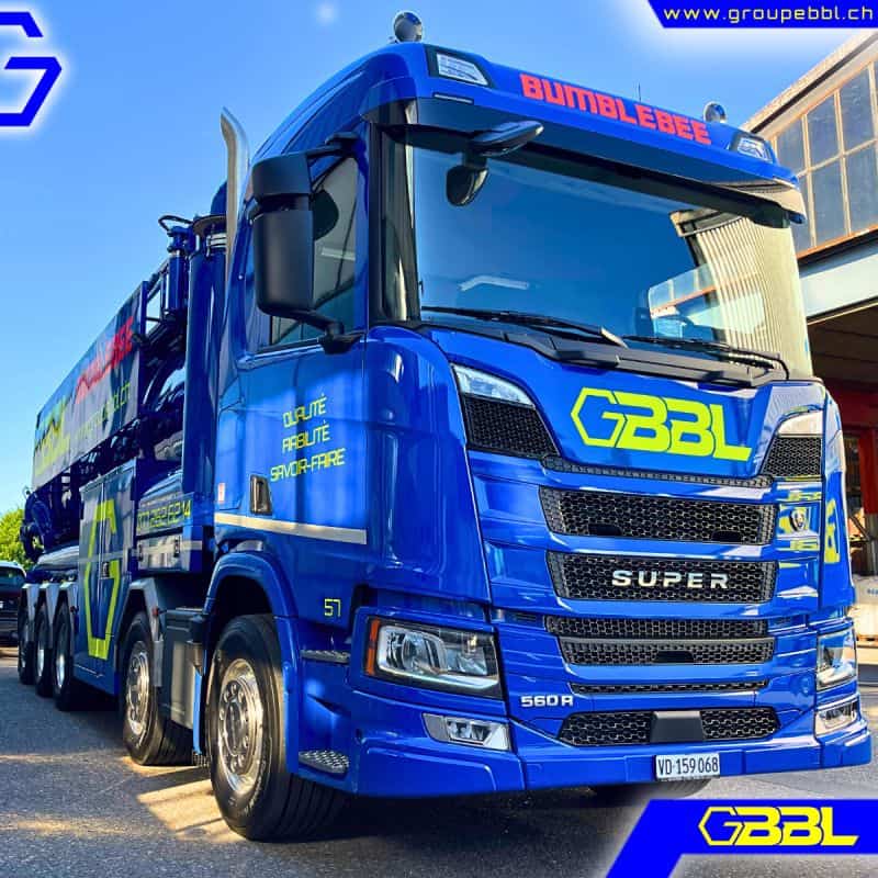 Camion de secours BBL SA bleu avec logo GBBL, vue de face en extérieur.
