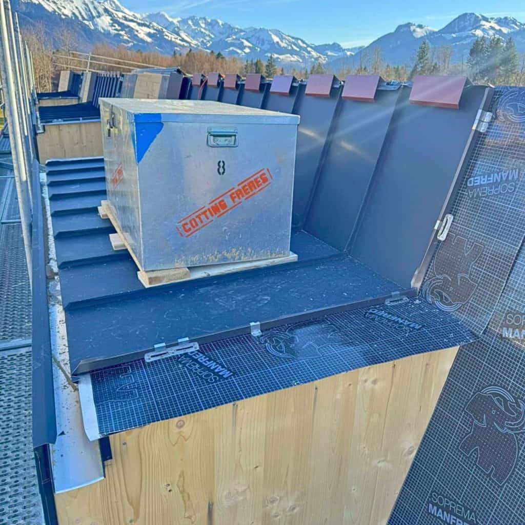 Installation de toiture en métal avec isolation pour bâtiment à Ferblanterie - Couverture.