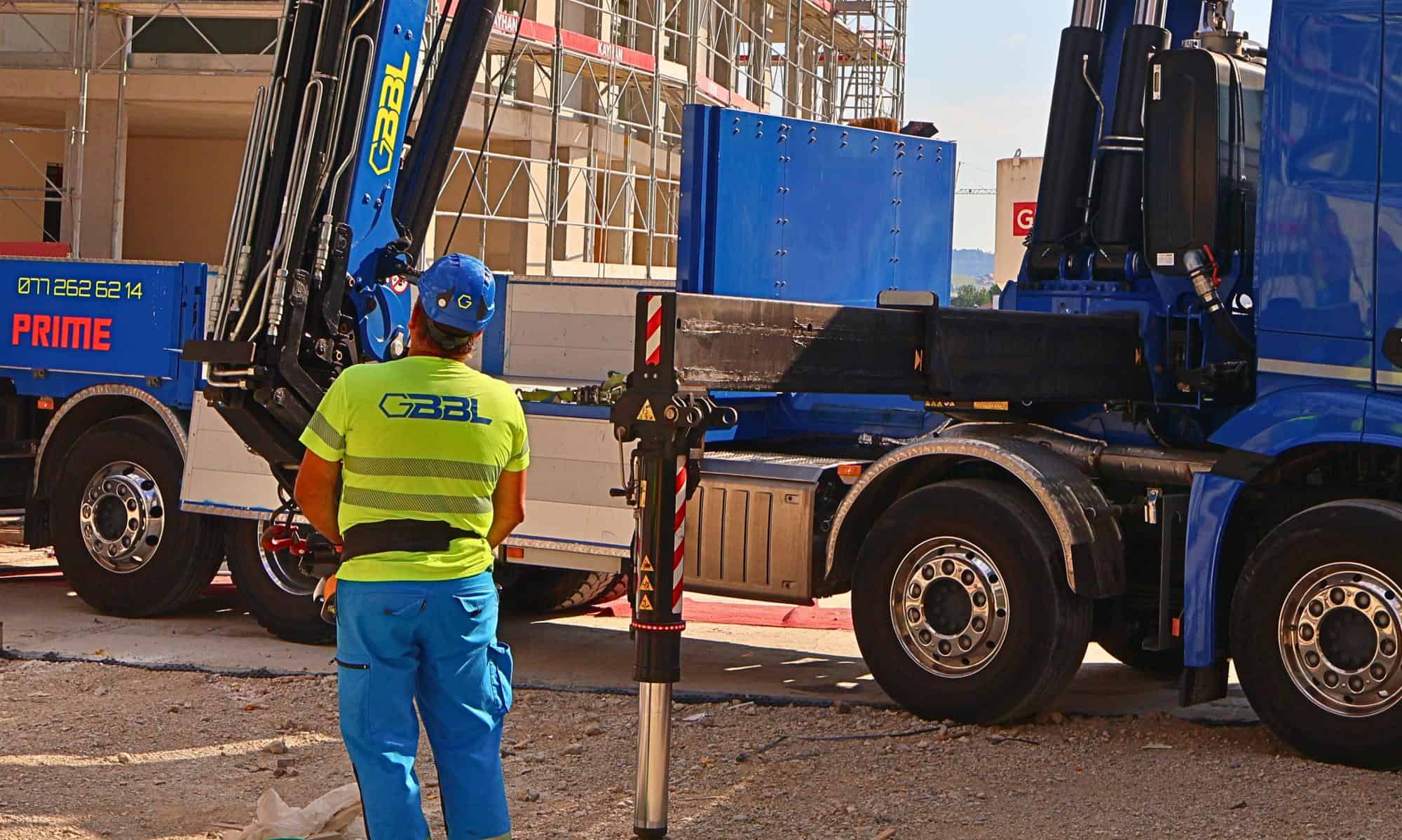 Ouvrier de construction avec équipement de sécurité sur un site de construction.