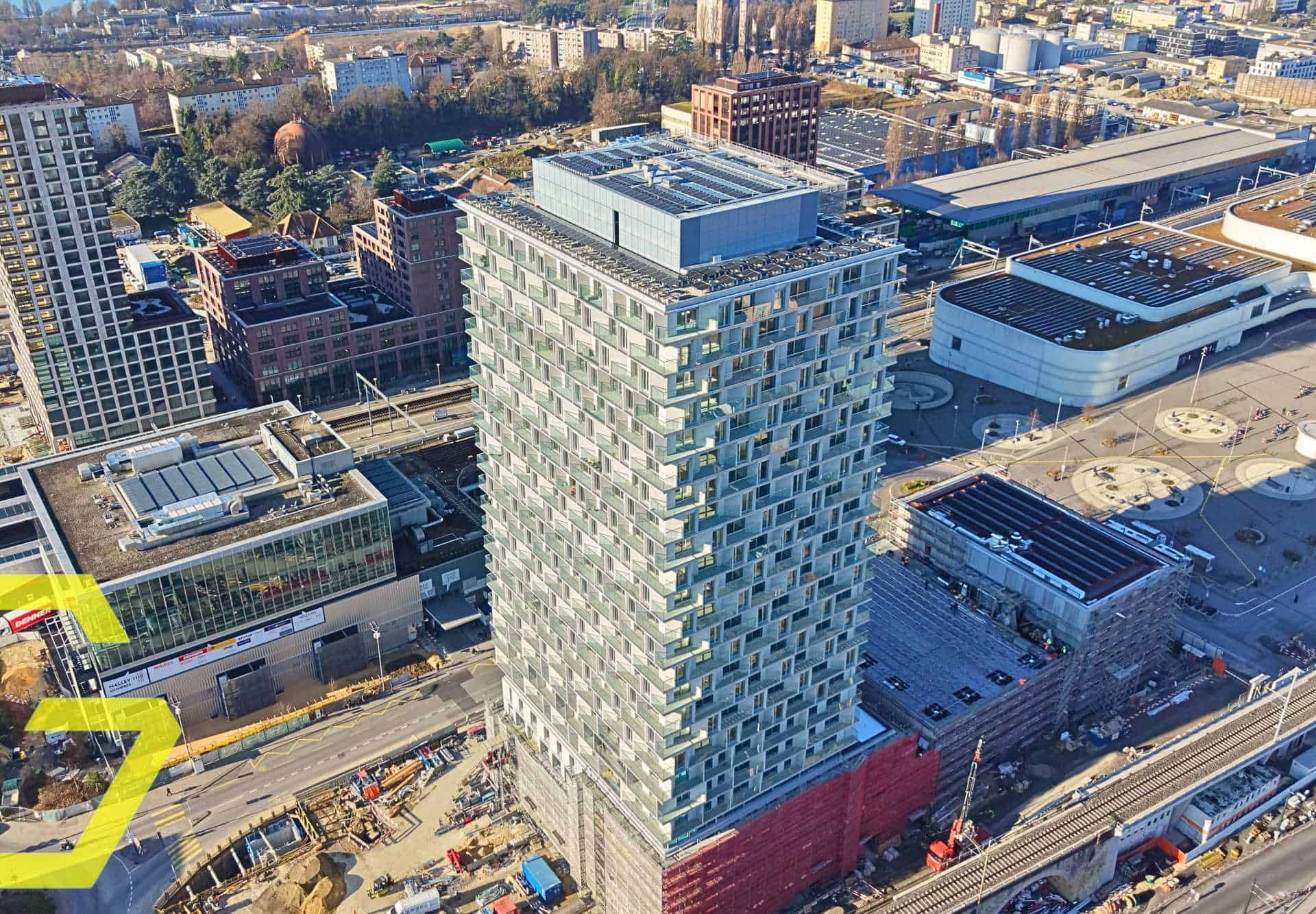 Tour en construction à Prilly avec vue sur la ville et le Tilia Tower.