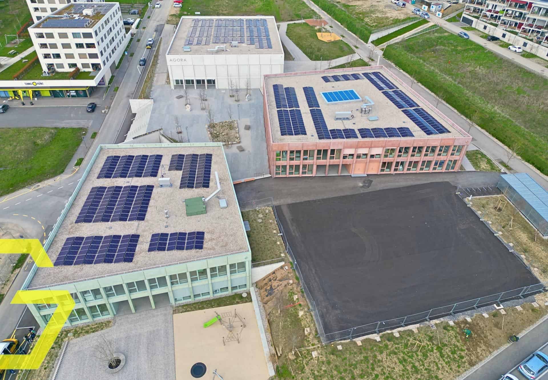 Bâtiments modernes avec panneaux solaires à Bussigny, Suisse.