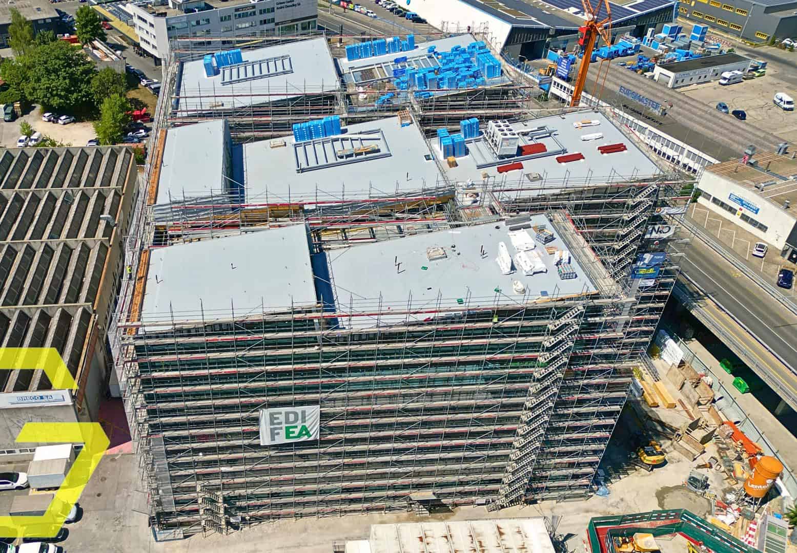 Construction d'un bâtiment moderne à Petit-Lancy, Genève, en cours d'achèvement.