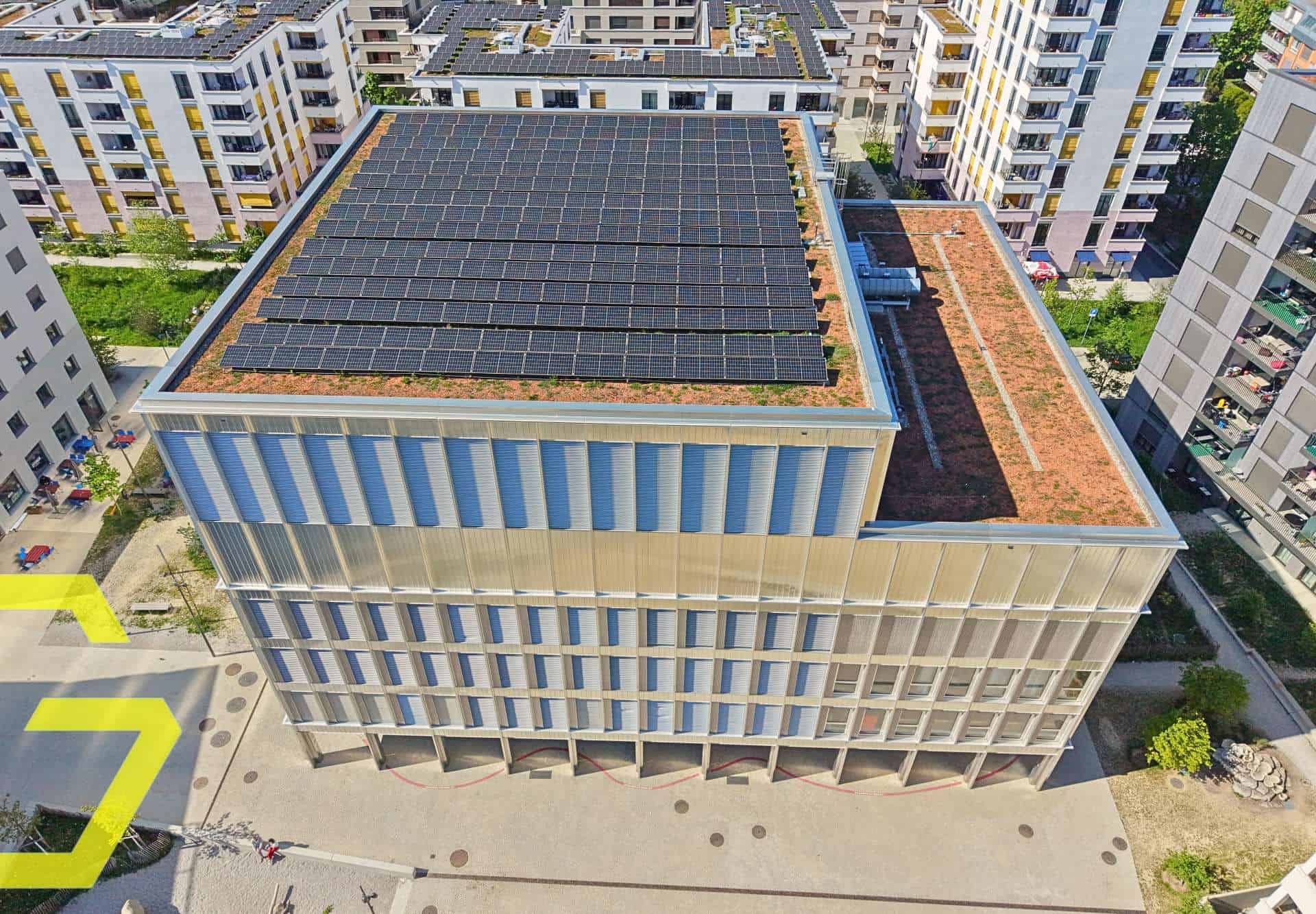Bâtiment moderne avec panneaux solaires dans l'écoquartier de Lausanne.