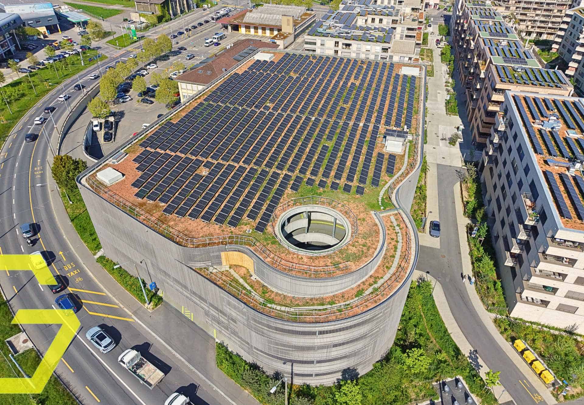 Toit avec panneaux solaires à Lausanne, parking Plaines-du-Loup.