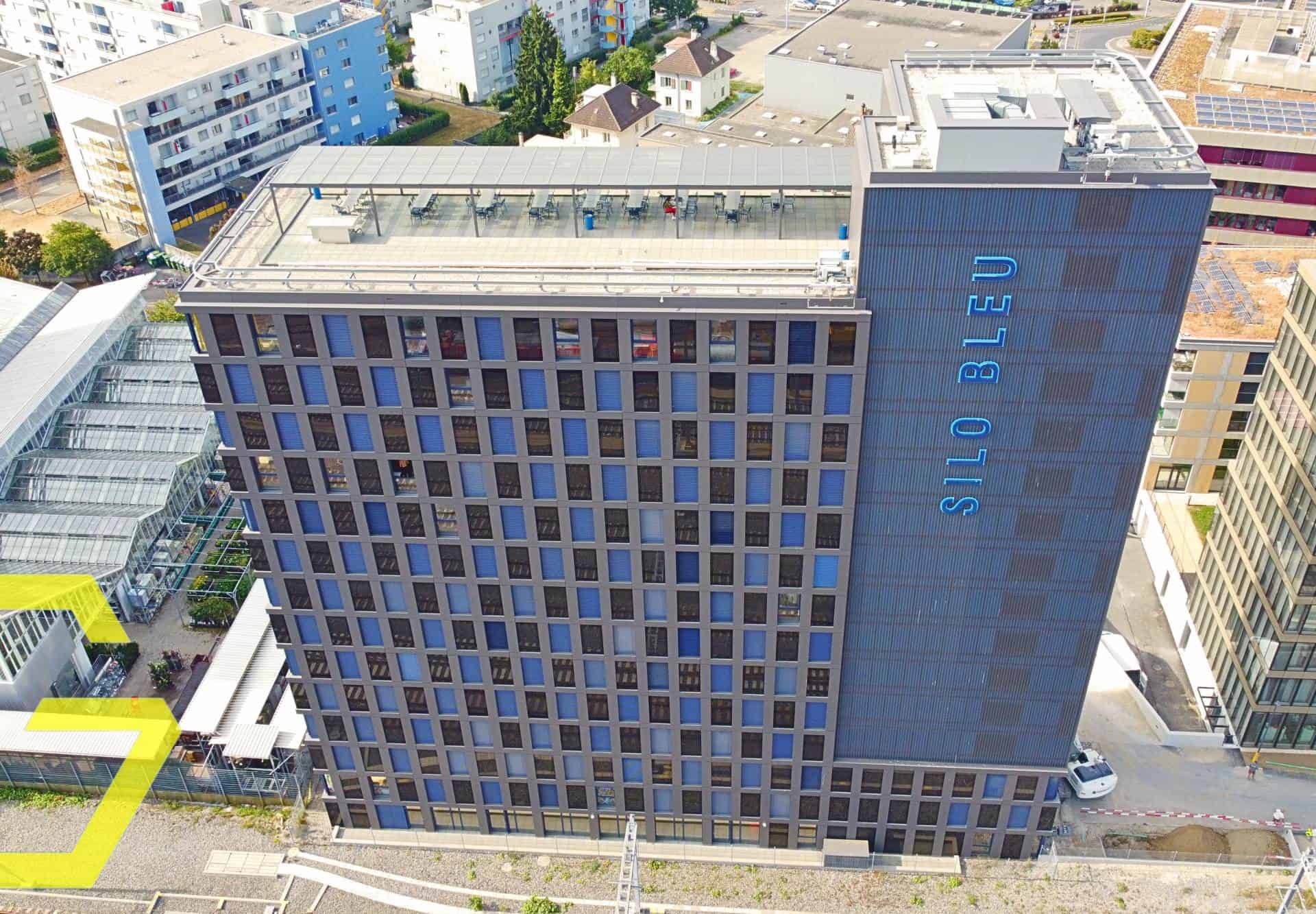 Immeuble moderne BBL SA à Renens avec façade en verre.