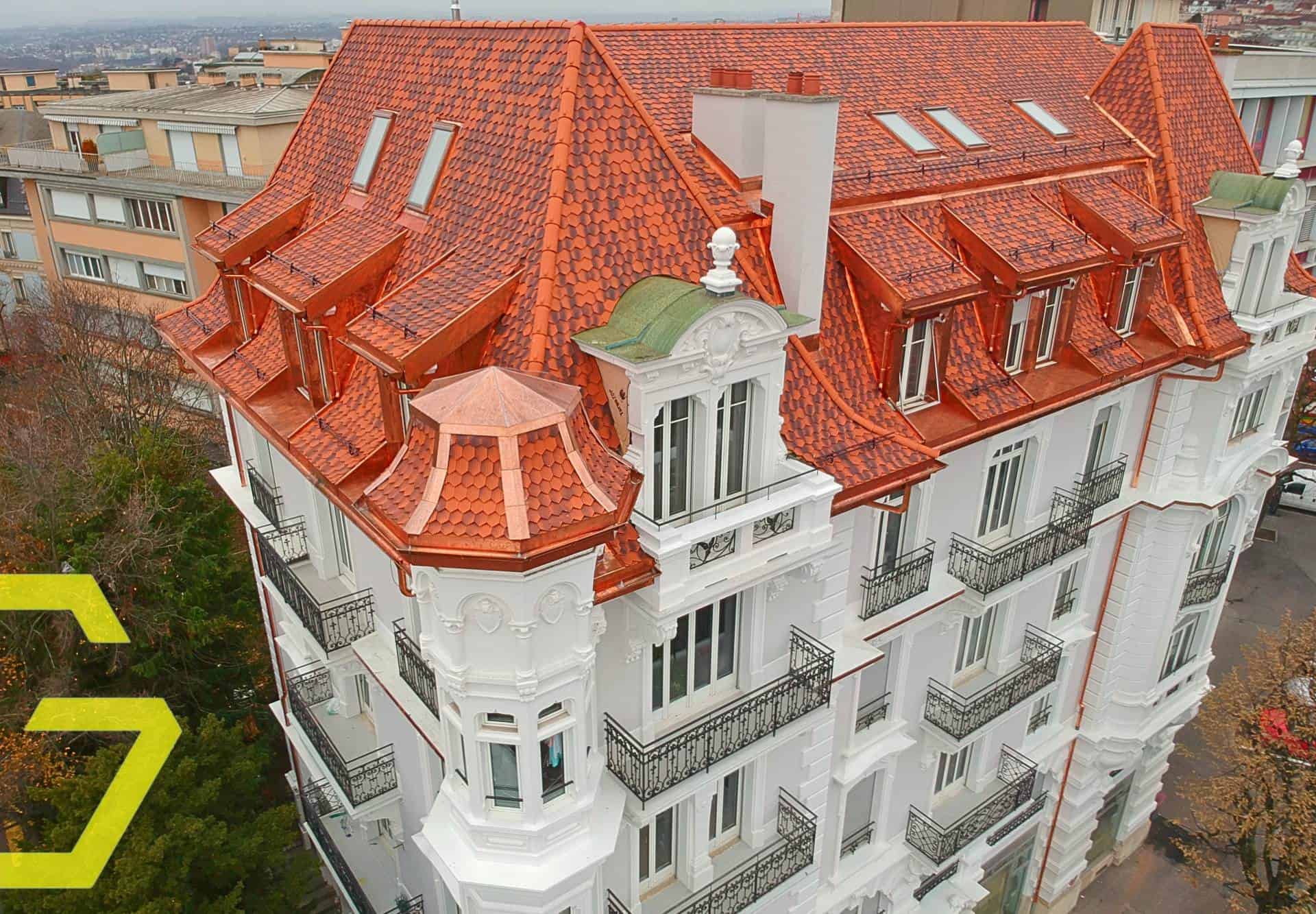 Immeuble résidentiel avec toit en tuiles rouges à Lausanne.