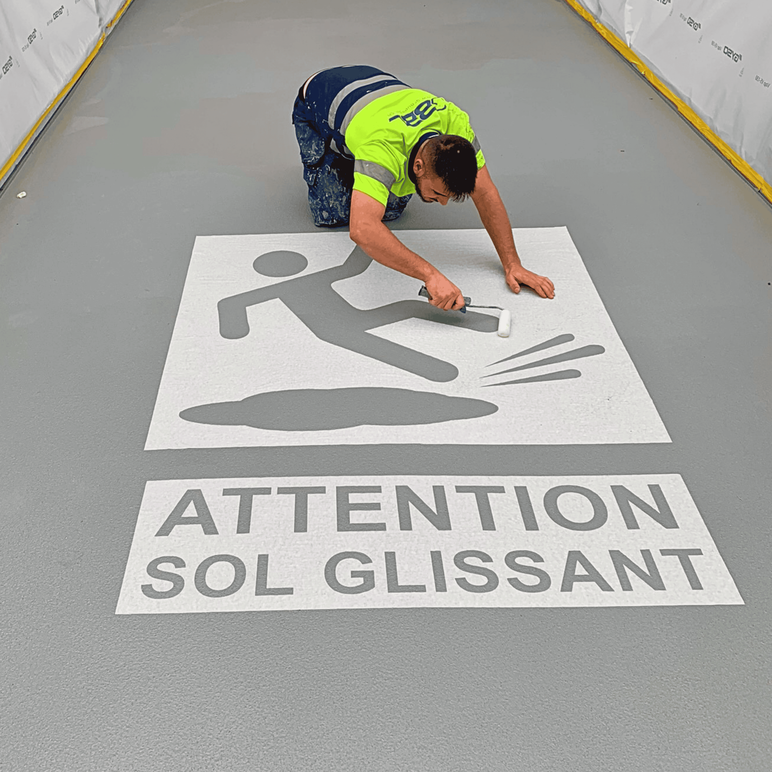 Signalisation sol glissant avec pictogramme et texte en français.