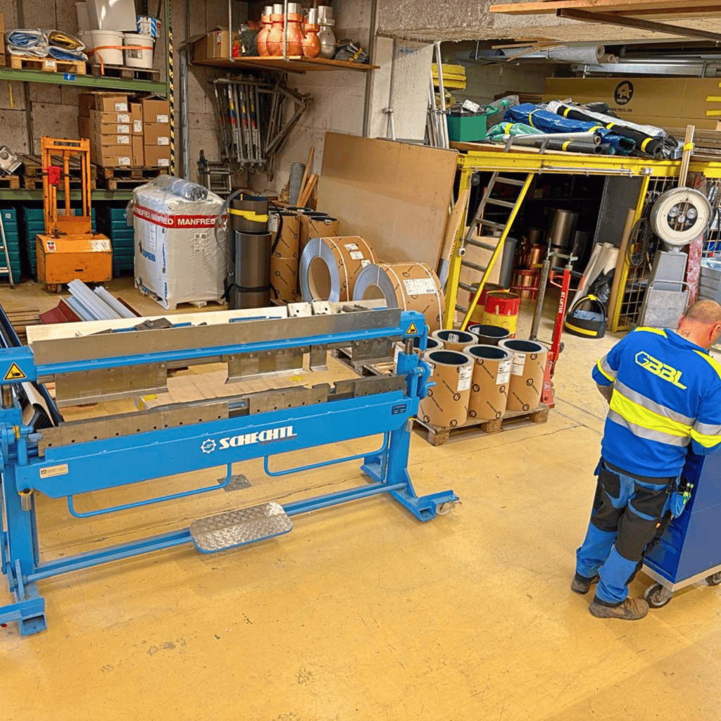 Atelier de fabrication avec machines et matériaux de construction.