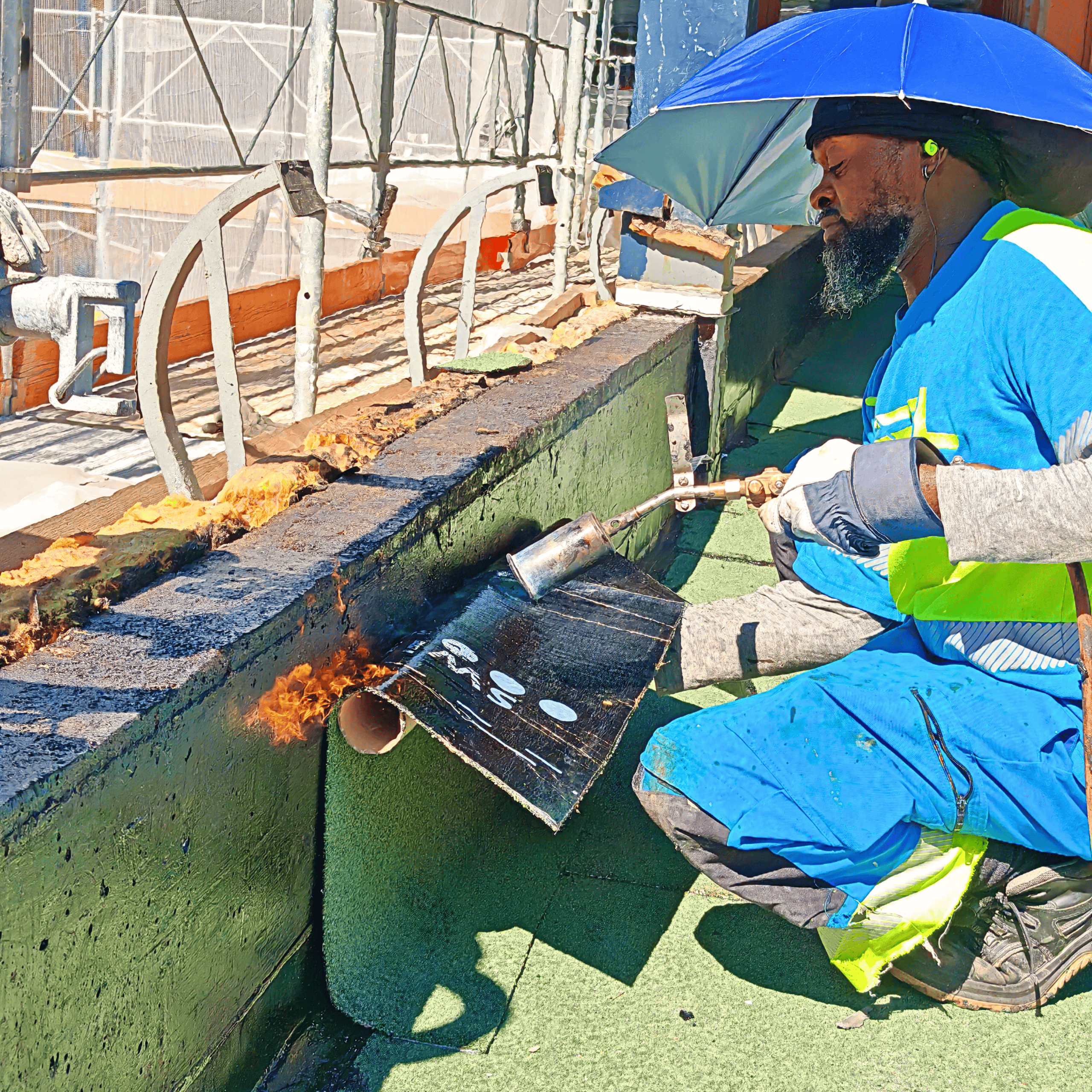 Travail de construction avec isolation thermique par l'extérieur en cours.