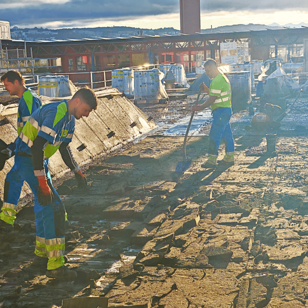 Travailleurs sur un chantier de construction avec des outils et matériaux.