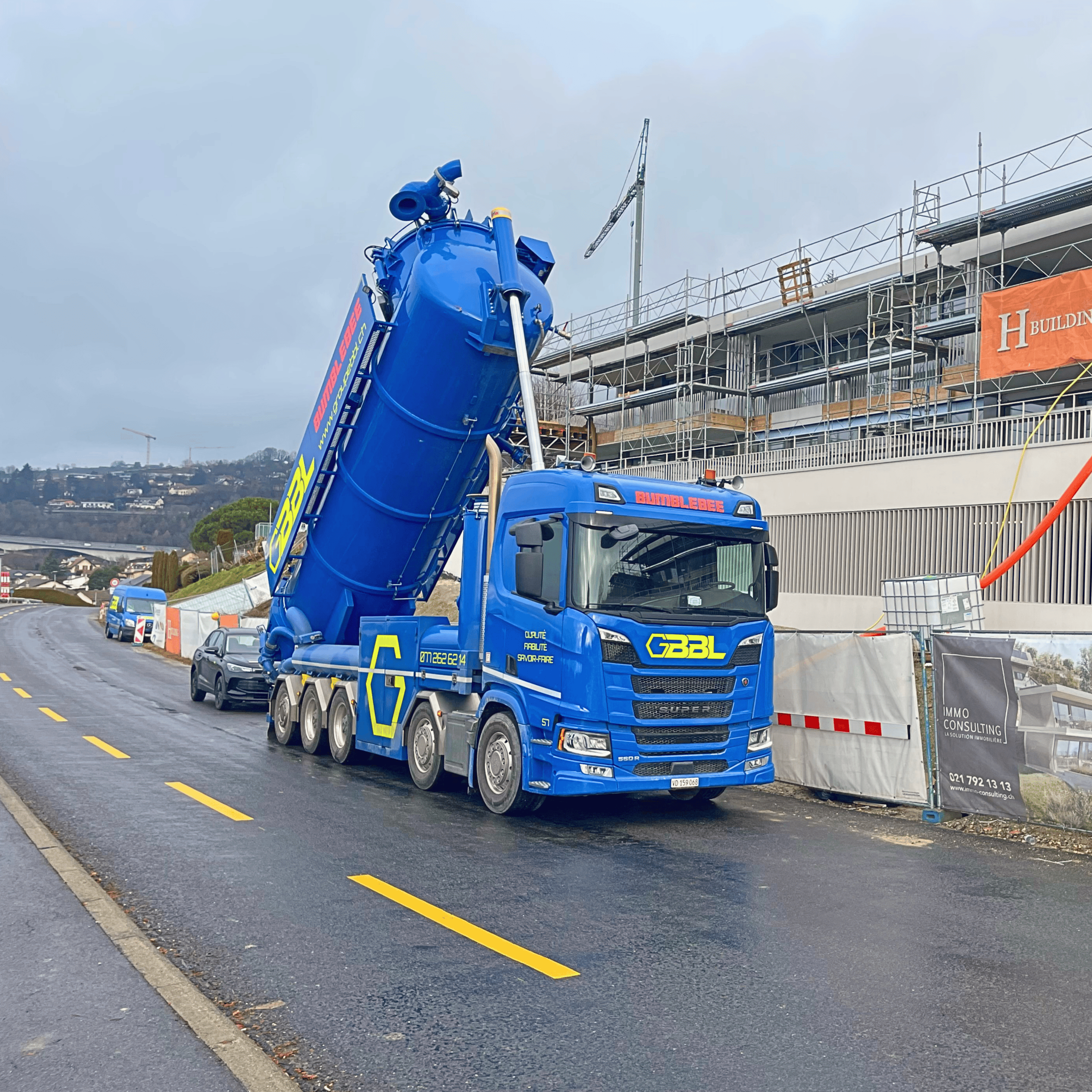Camion de béton prêt à l'emploi sur un chantier de construction en Suisse.