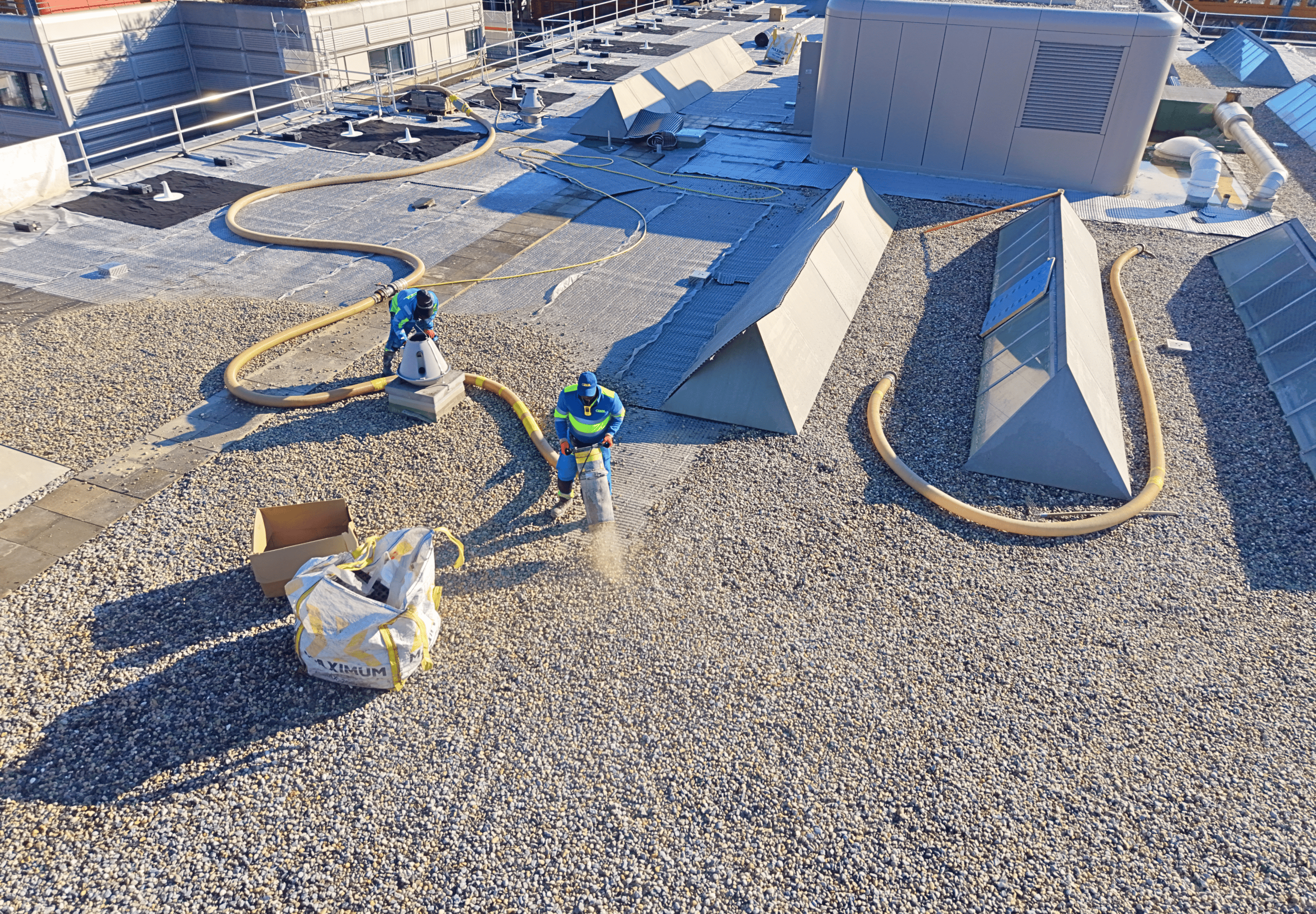 Travaux d'étanchéité sur toiture plate avec isolation et ventilation.