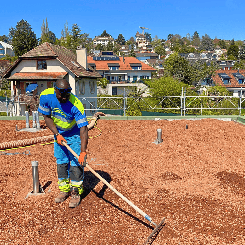 Travailleur sur un chantier de construction en plein air avec vue sur la ville.