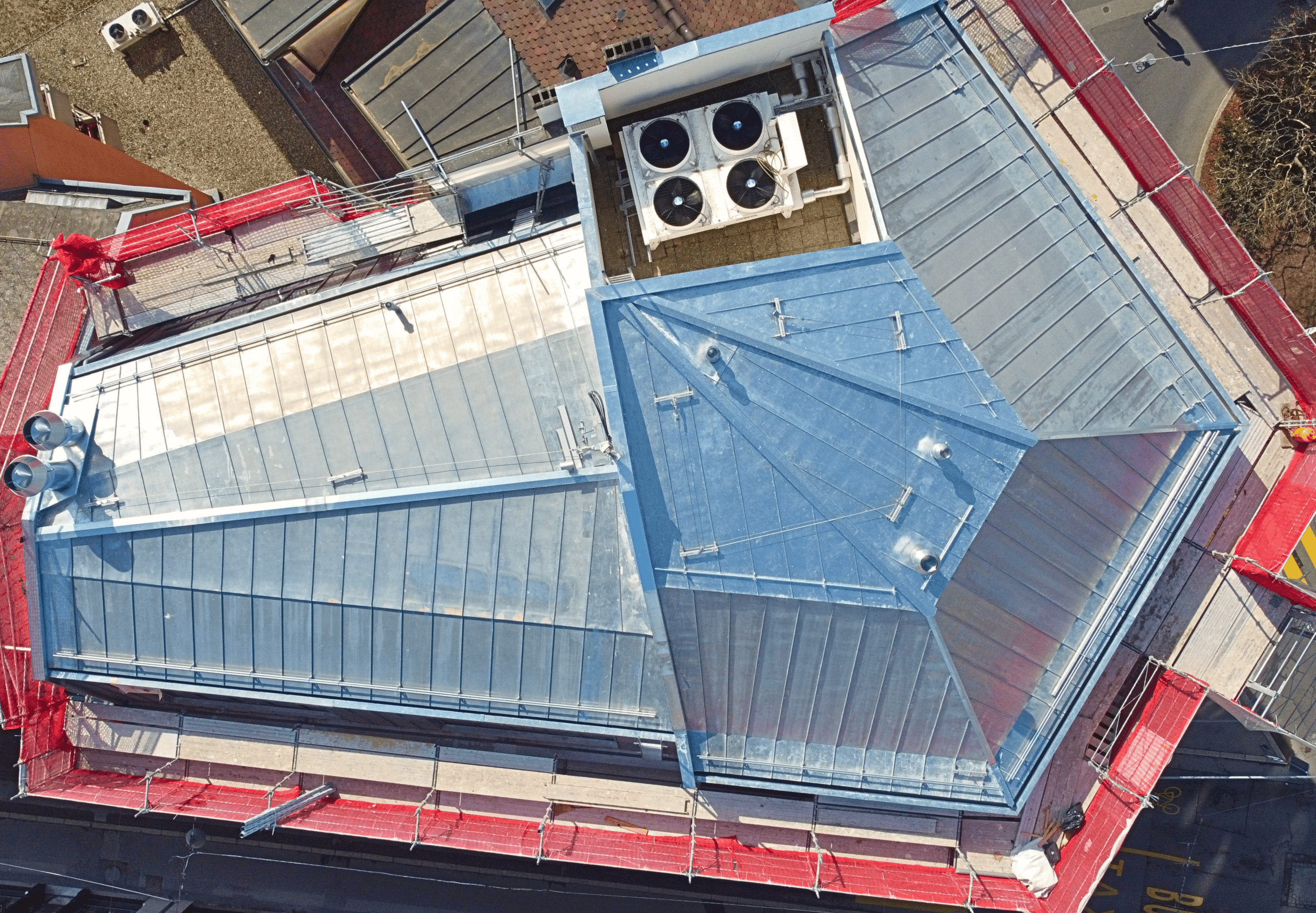 Toit en métal avec ventilation pour bâtiment commercial à Genève.