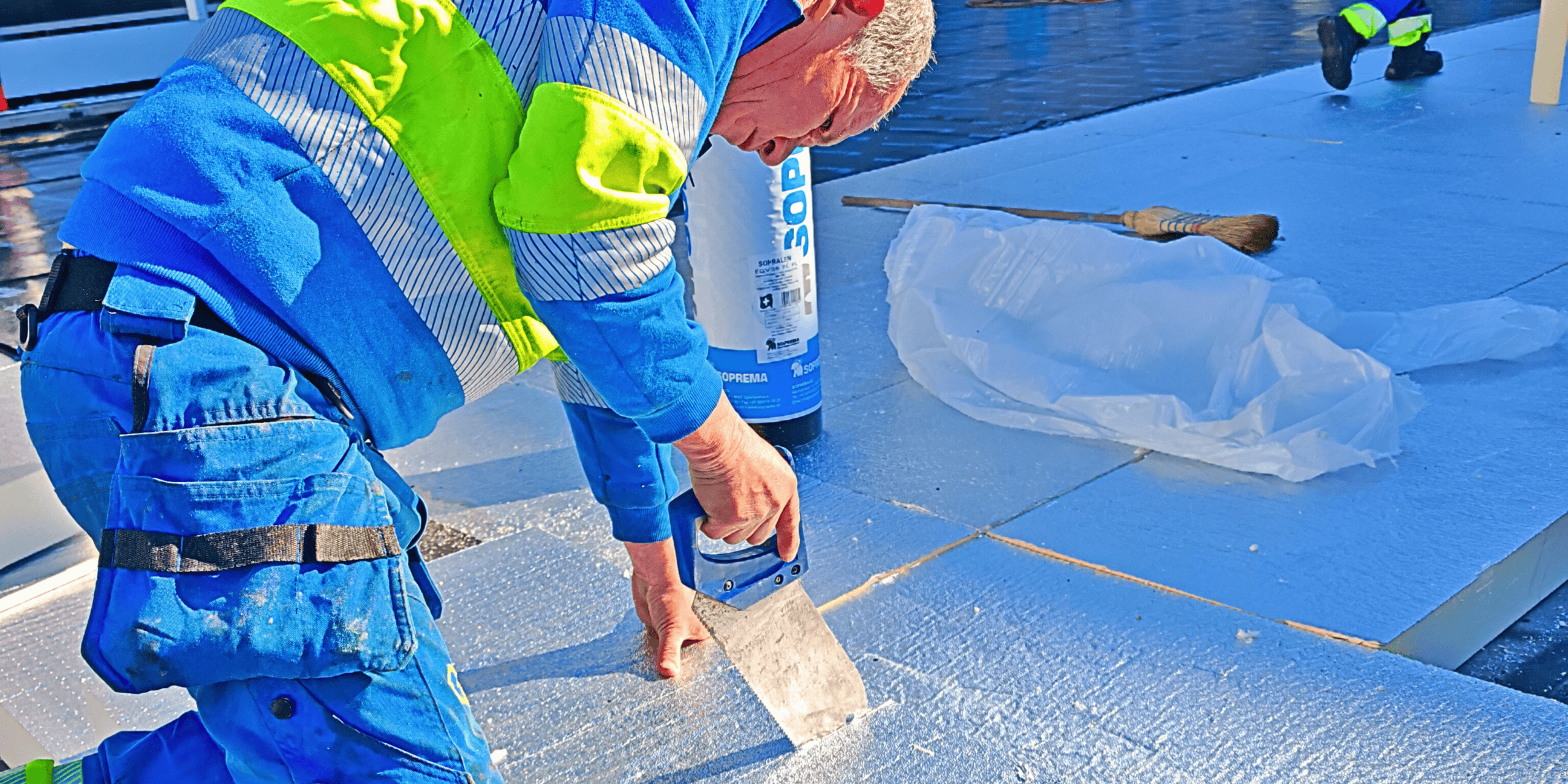 Application d'une membrane d'étanchéité sur une surface pour protection contre l'eau.